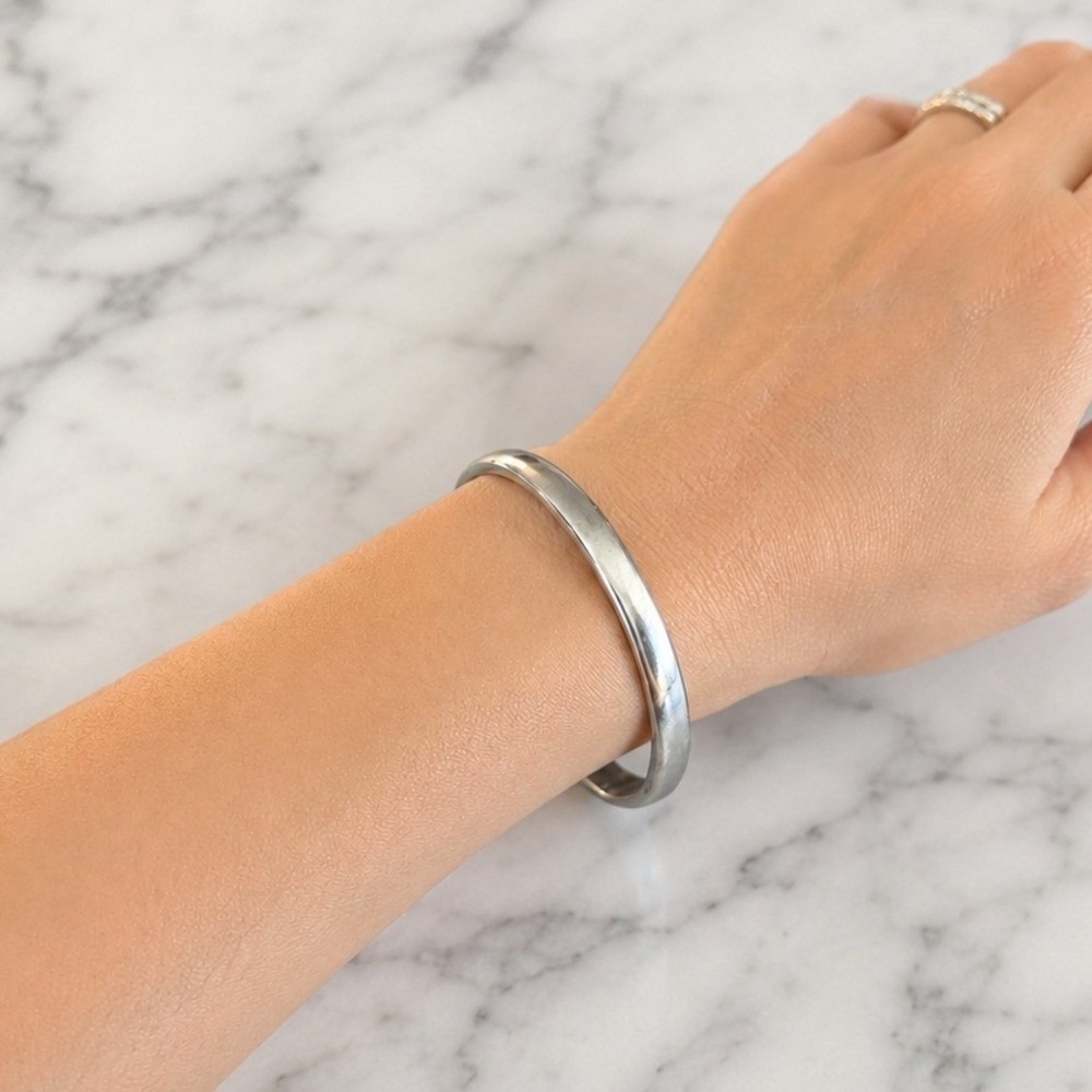 Monet Silver Tone Polished Bangle Bracelet Vintage Minimalist Slip On‎ Round